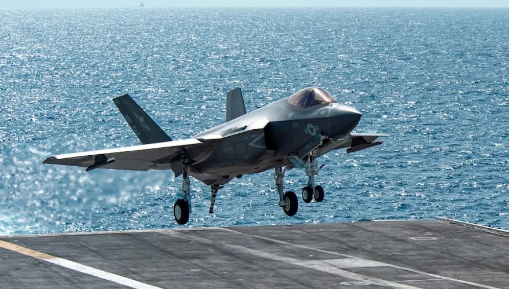 Βίντεο: Η συντριβή του F-35C στο κατάστρωμα του USS Carl Vinson